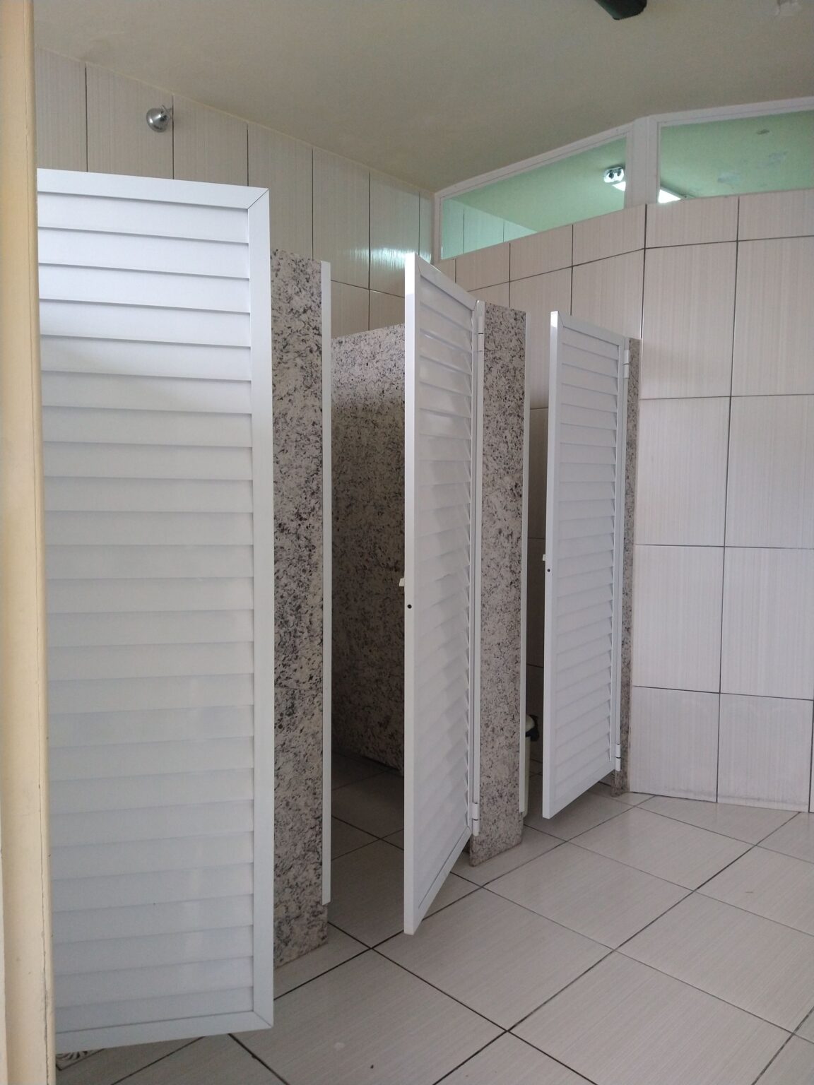PORTA DE ALUMÍNIO PARA BANHEIRO EM CURITIBA - Esquadrias de Alumínio em ...